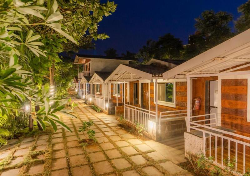 Salt Water Resort Dāpoli Exterior foto